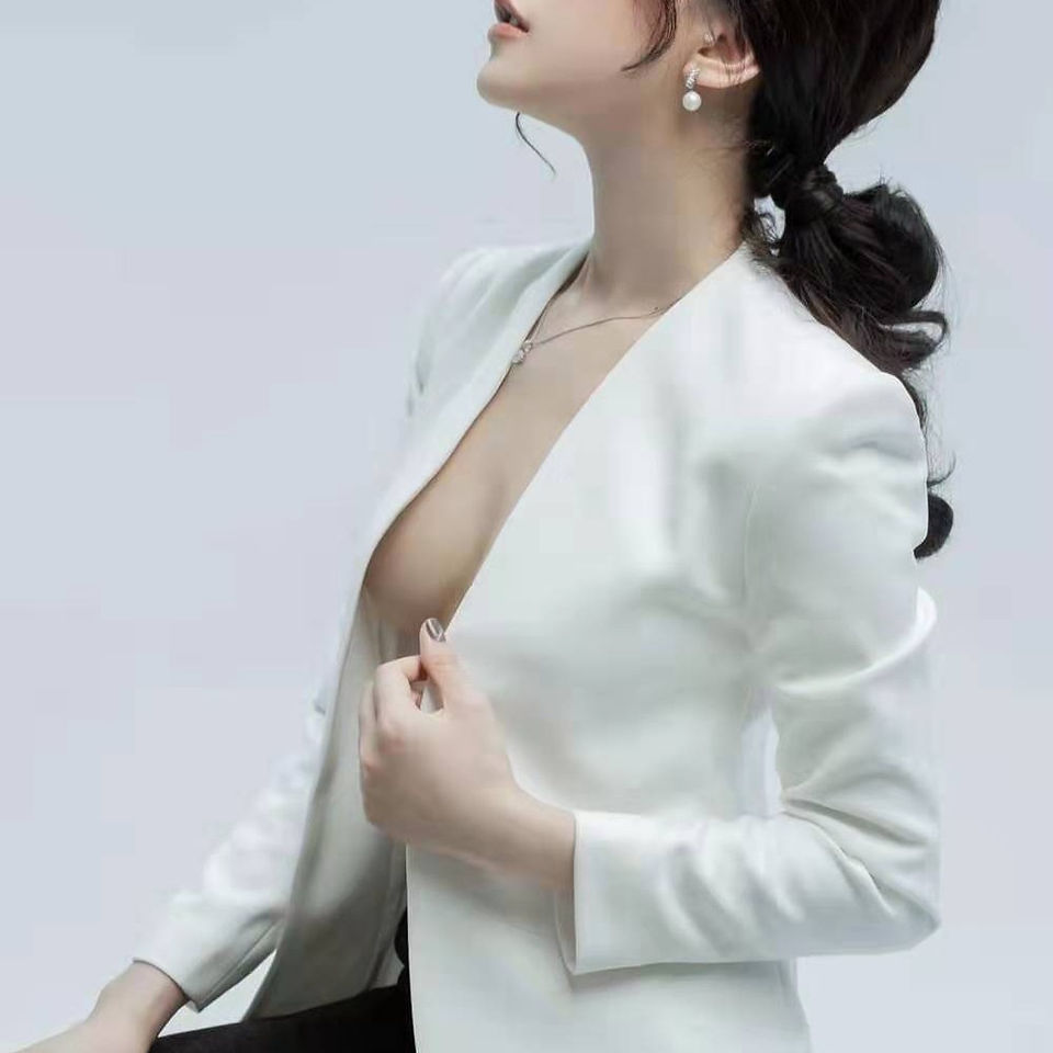 Luxury VIP Asian Escort Girl in Singapore