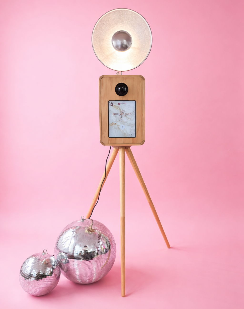 vintage photo booth hire perfect fro weddings in Berkshire, Surrey & Hampshire
