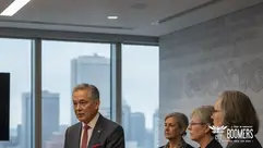 Wab Kinew défend la francophonie canadienne face aux tarifs