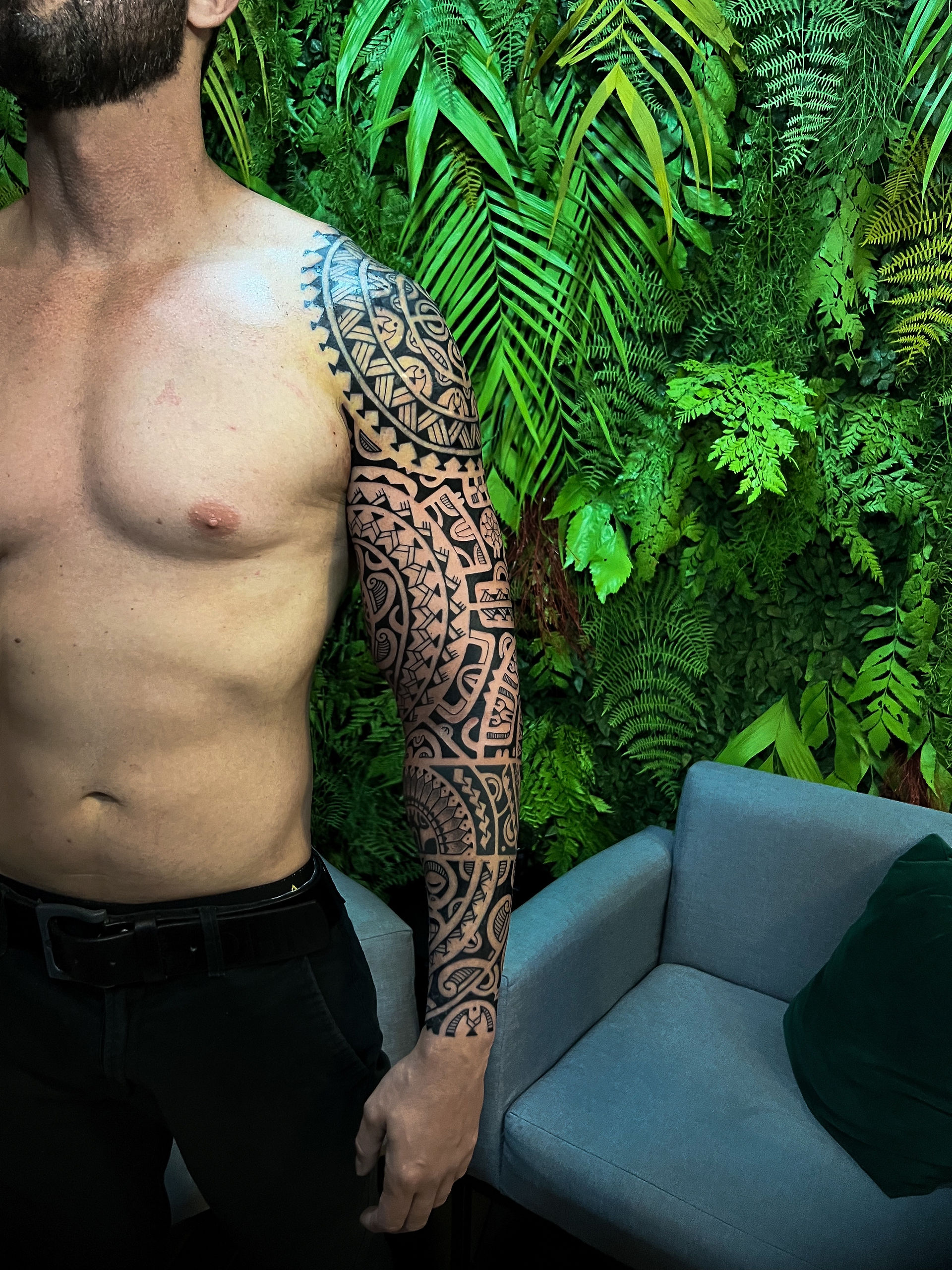 Tatuagem fechamento de braço e antebraço no estilo tribal. Além dessa nessa página tem tatuagens Maori, Samoa, Marquesan. Cada arte foi criada especialmente para cada cliente pensando na escola de grafimos/símbolos e encaixando na anatomia de cada pessoa. Sou especialista em tatuagens tribais há mais de 10 anos e atendo em São Paulo (Moema), Porto Alegre (canoas), Barra da Tijuca (rio de janeiro), Praia do Rosa (Santa Catarina) e Europa, Portugal, Itália, Alemanha, e Amsterdam. Pra saber o valor da sua entre em contato comigo.