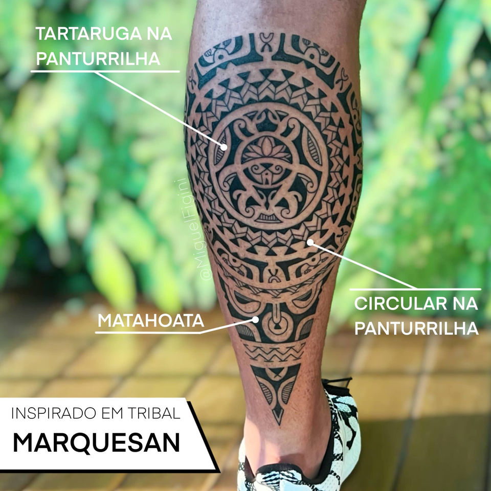 Panturrilha tribal Marquesan (tribo polinésia das Ilhas Marquesas) pegando a panturrilha em uma perna masculina. Feito em Moema, São Paulo por um tatuador especialista em tribal Samoa, Maori, Marquesan, Polinésio, Viking.