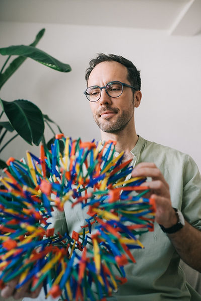 Sebastian Hofer mit Hoberman Sphäre
