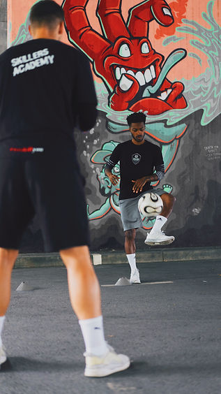 Skillers Coach Matze trainiert 1860 München Spieler Nono Koussou