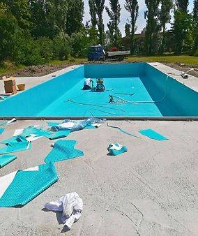 Realizzazione piscina interrata moderna con scala d'accesso interna e pavimentazione solarium coordinata