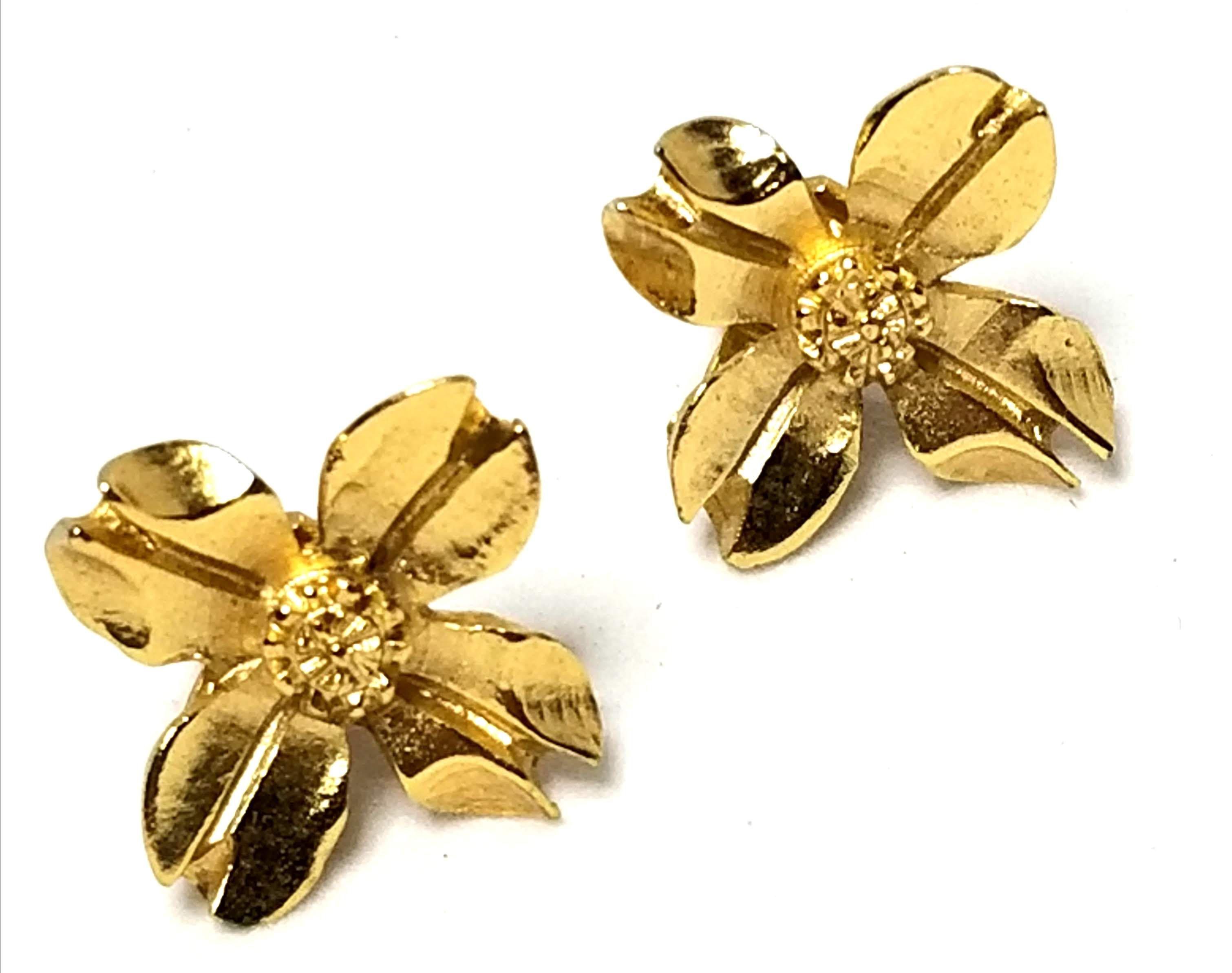 Designer by Napier, earrings, clip on flower motif, gold tone pot metal, 5/8 in.