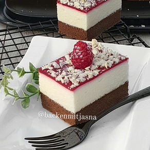 Ledene kocke sa bijelom cokoladom i vocnim preljevom