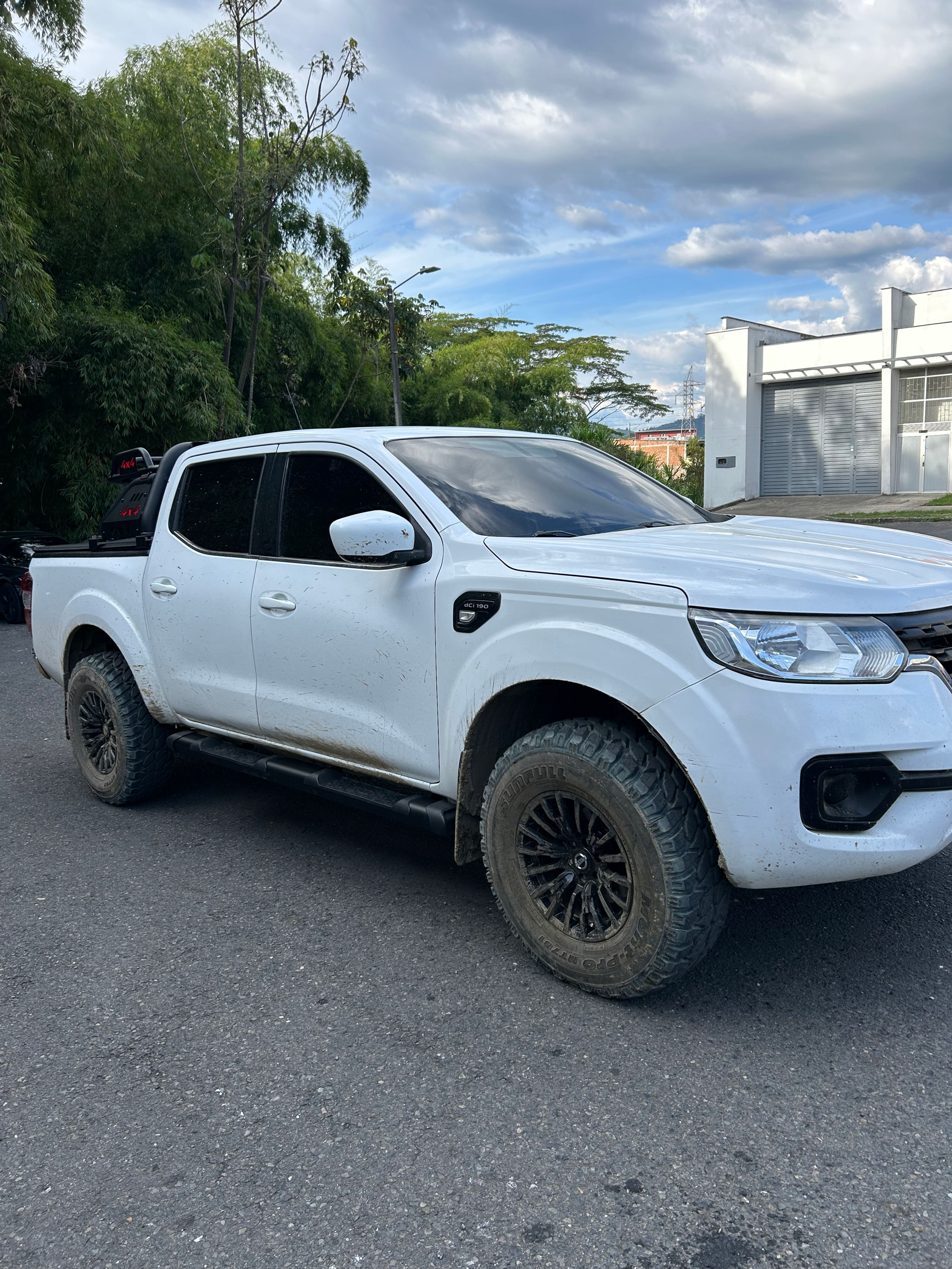 Estribos Negros Bepo G4 para Renault Alaskan (2017 - 2027)
