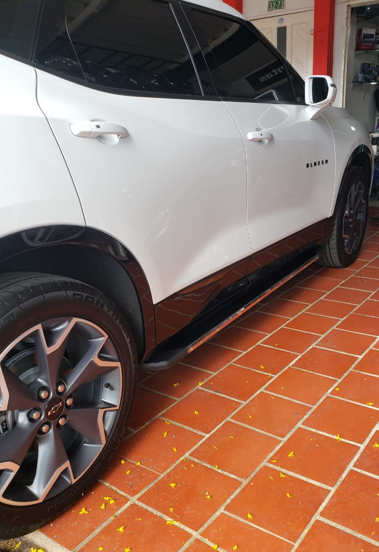 Estribos Planos Negro Frente Pulido Para Chevrolet Blazer RS (2020-2026)