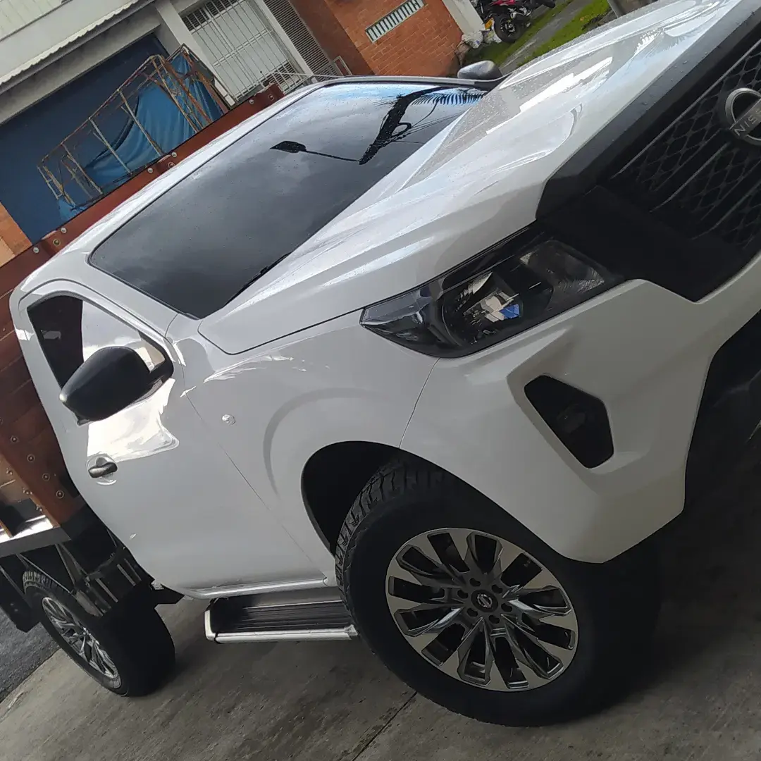 Estribos Planos Aluminio Encauchetado para Nissan NP300 Cabina Sencilla