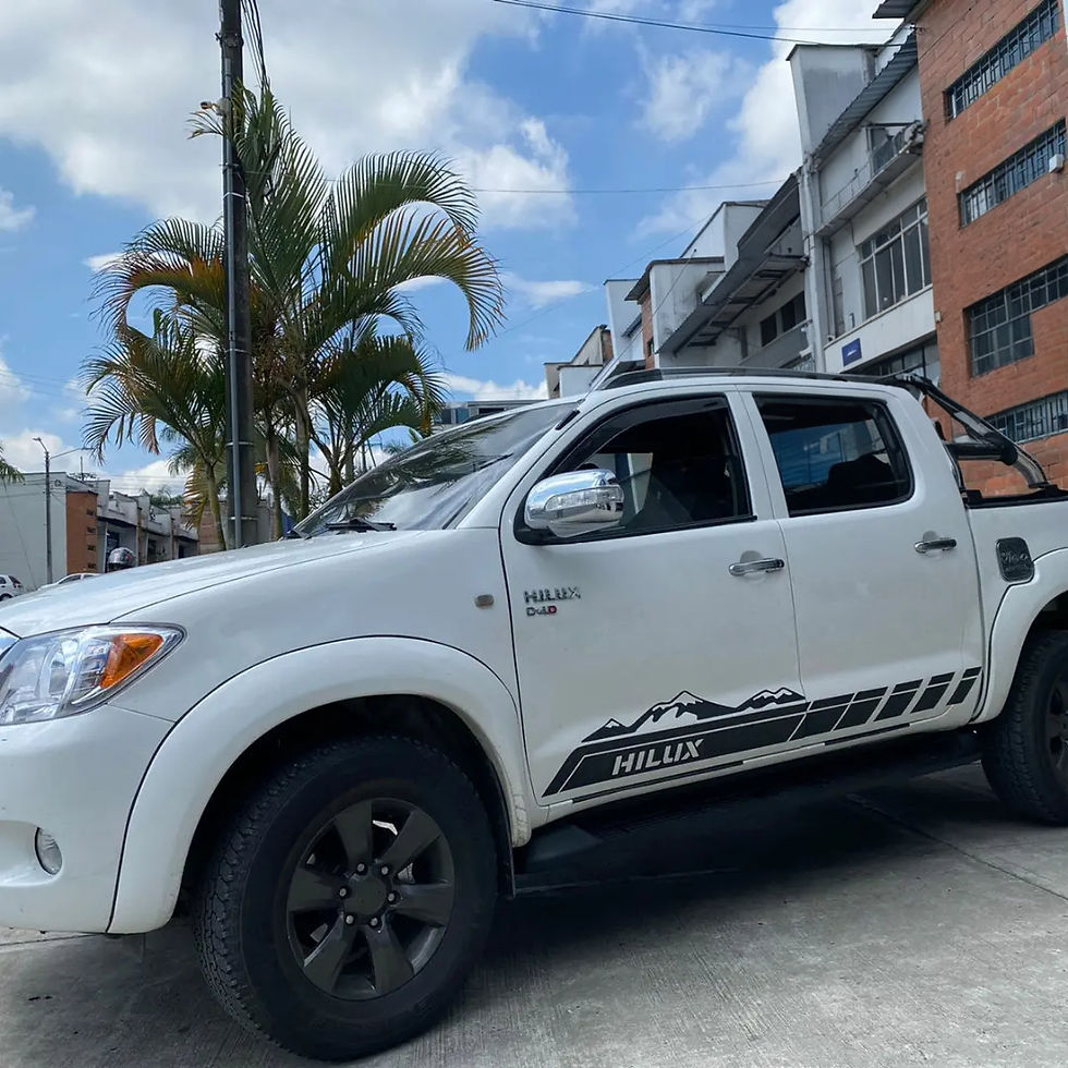 Estribos Planos Negros Poliuretano Para Toyota Hilux (2007-2016)
