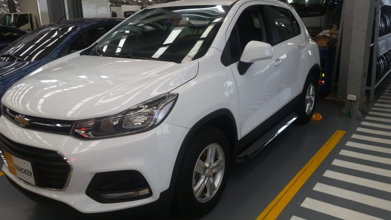 Estribos Planos Aluminio Rayas Chevrolet Tracker 2013-2020