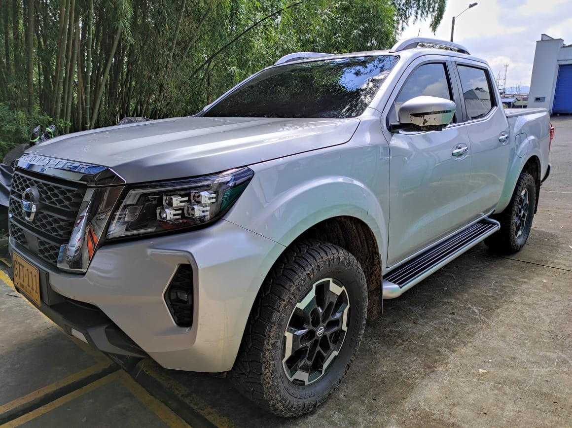 Estribos Planos Tipo OEM Aluminio Negro y Gris Para Nissan Frontier (2016-2026)