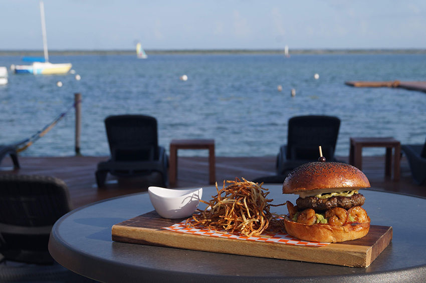 Snacks en la alberca, en Bacalar Beach Club