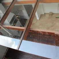 Construção de pergolado com cobertura em vidro temperado