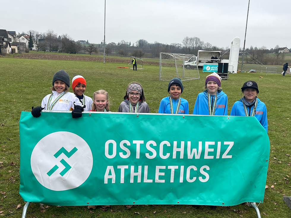 Die Medaillengewinner U10-U14 aus dem Verbandsgebiet von Ostschweiz Athletics (v.l.n.r): Arne Kaslack, Finn Weber, Elenia Vogel, Nina Leuener, Raphael Bischof, Luc Som, Annu Caluori / Foto: Michael Sutter