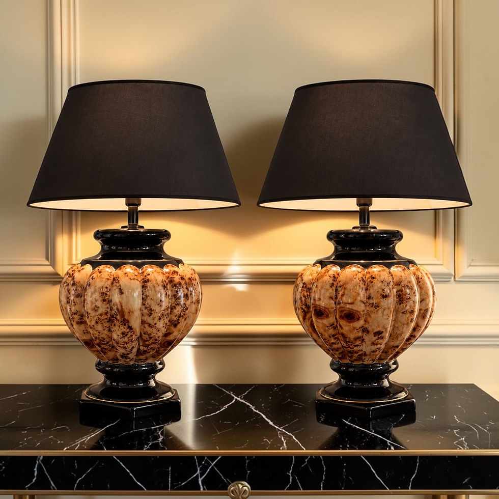 Coppia di grandi lampade da tavolo vintage anni ’60 in ceramica smaltata marmorizzata avorio e marrone, con dettagli neri e p