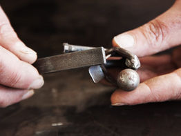 mani che lavorano una scultura