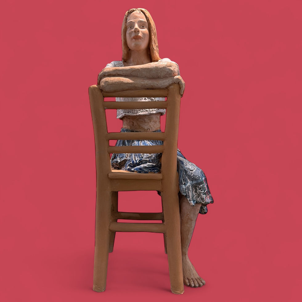 Martin Emschermann "Ragazza su Sedia" 55x22x20 cm terracotta e maiolica 2025