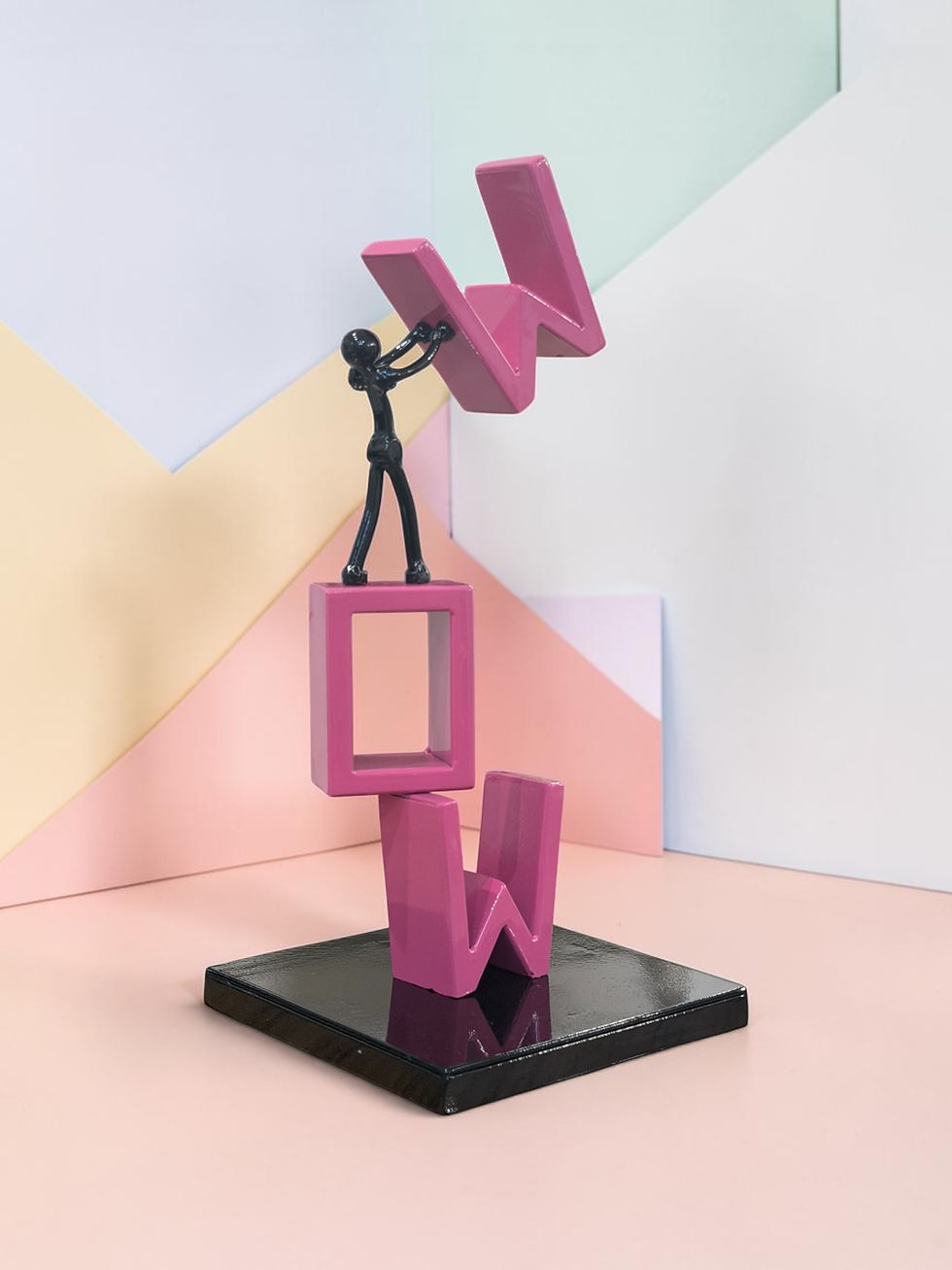 DILU WOW scultura della collezione Manifesto nero e fucsia 40x16x16 cm