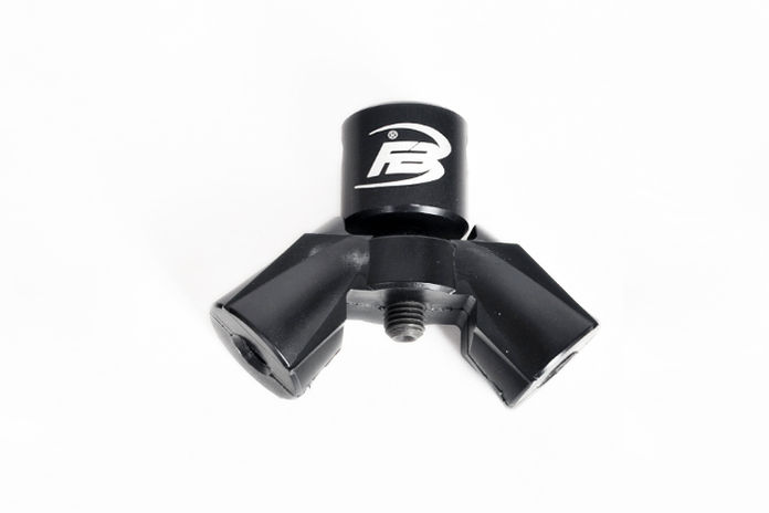 V-Bar a geometria classica 90°, costruito in materiale composito con elastomeri, per l’ottimizzazione della stabilizzazione del sistema S.3. L'aggiunta di elastomeri nella sua composizione lo rende partecipe alla funzione di dissipatore di vibrazioni sia in alta che in bassa frequenza senza togliere rigidità a tutto il sistema di stabilizzazione.
Le filettature per il fissaggio delle aste stabilizzatrici laterali sono da 5/16” UNF. Fornito con vite di fissaggio B-01 dedicata.