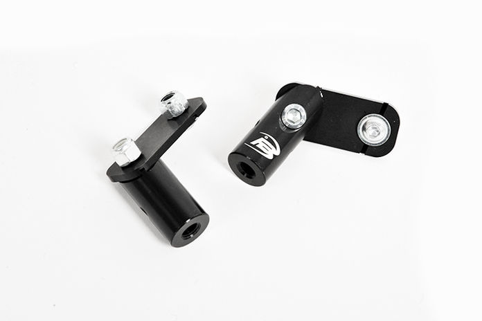 V-BAR in alluminio composto da due piastre base e due supporti laterali, specifico per riser modello “EVO” e “+1” .
Ogni piastra base è dotata di due fresature per il fissaggio dei supporti angolari a 45°.
Una fresatura permette il fissaggio del supporto in asse con il piano orizzontale e l’altra per il fissaggio inclinato.
L’altezza e l’inclinazione dei blocchi angolari può essere invertita scambiando e capovolgendo opportunamente le piastre sul lato opposto del riser.