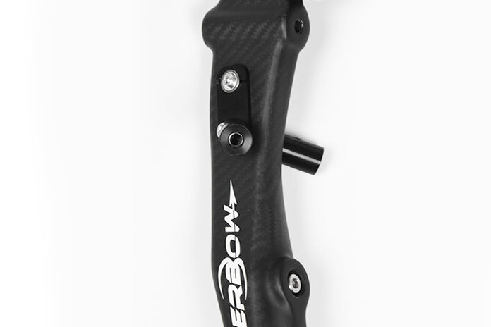 V-BAR in alluminio composto da due piastre base e due supporti laterali, specifico per riser modello “EVO” e “+1” .
Ogni piastra base è dotata di due fresature per il fissaggio dei supporti angolari a 45°.
Una fresatura permette il fissaggio del supporto in asse con il piano orizzontale e l’altra per il fissaggio inclinato.
L’altezza e l’inclinazione dei blocchi angolari può essere invertita scambiando e capovolgendo opportunamente le piastre sul lato opposto del riser.