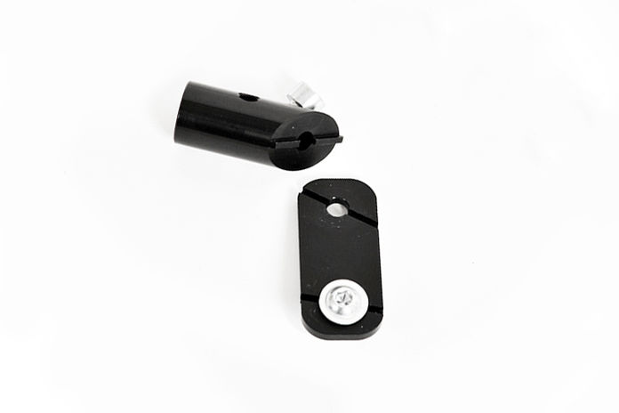 V-BAR in alluminio composto da due piastre base e due supporti laterali, specifico per riser modello “EVO” e “+1” .
Ogni piastra base è dotata di due fresature per il fissaggio dei supporti angolari a 45°.
Una fresatura permette il fissaggio del supporto in asse con il piano orizzontale e l’altra per il fissaggio inclinato.
L’altezza e l’inclinazione dei blocchi angolari può essere invertita scambiando e capovolgendo opportunamente le piastre sul lato opposto del riser.