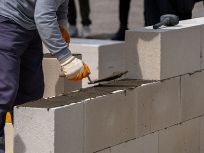 Costruzione muro in mattoni