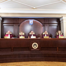 Justiție: Guvernul dă înapoi 300 de milioane de euro producătorilor de energie pe care i-a suprataxat neconstituțional