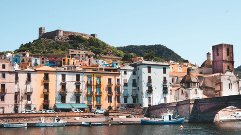 Die idyliische Stadt Bosa - Sardiniens bunte Perle am Fluss Temo
