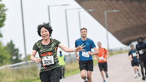 People running in front of the Velopark