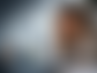 Frau im Arbeitsumfeld mit sichtbarem innerem Stress, dargestellt im Zusammenhang mit Insulinresistenz als Folge von dauerhaftem Handeln gegen die eigene Identität.