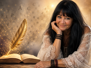 Brigitte Nada-Elisa mit offenem Buch und goldener Feder als Symbol für die Kraft bewusst gewählter Worte. Titelbild zum Blogbeitrag über Sprache, Bewusstheit und Kausale Medizin nach Methode Nada-Elisa.