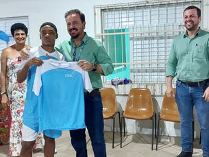 Entrega de Uniformes na Escolinha de Futebol CEAL: Apoio da Vale e Ipê Construção