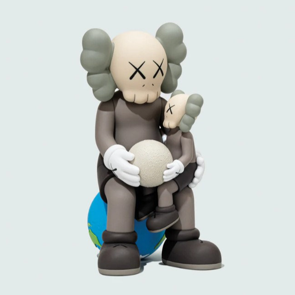 Figurine Kaws Holiday Thailand. Retrouvez ici les oeuvres de Kaws à la vente chez Class Art Biarritz