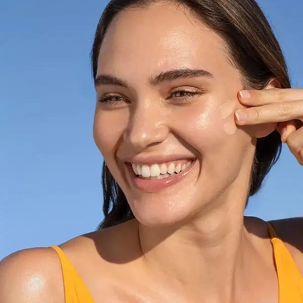 ES_4653_PDP_FPFWMAGICGLOWSPF5050ML_HOWTOUSE_CONTEXT_IMAGE_1.webp