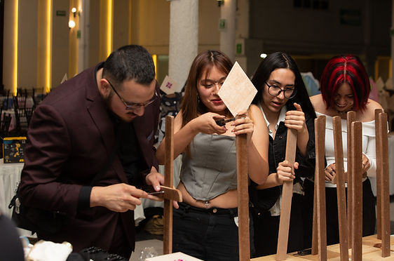 Momentos de los alumnos de primer semestre montando sus colecciones. 