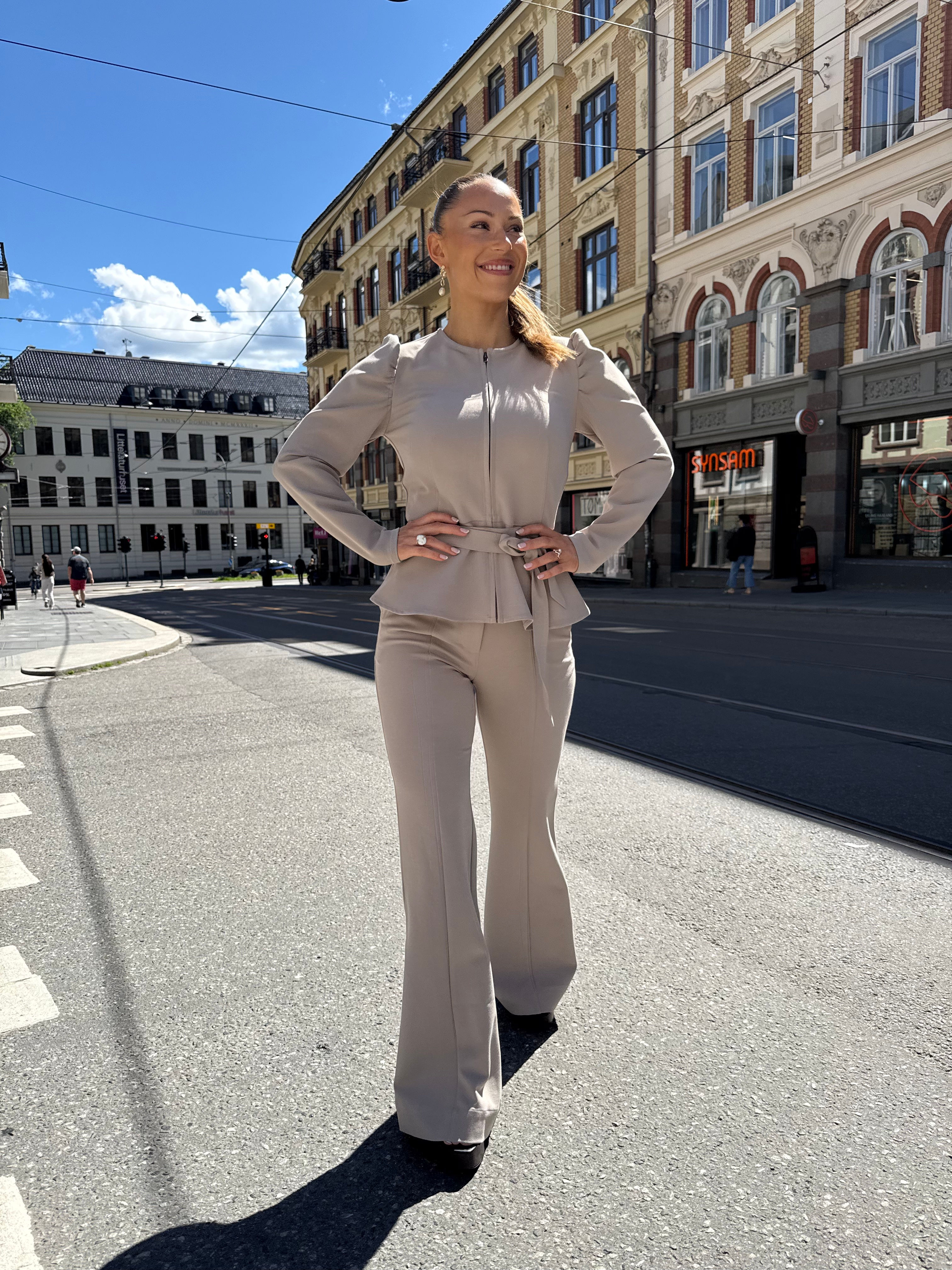 Addison peplumtopp, lys taupe