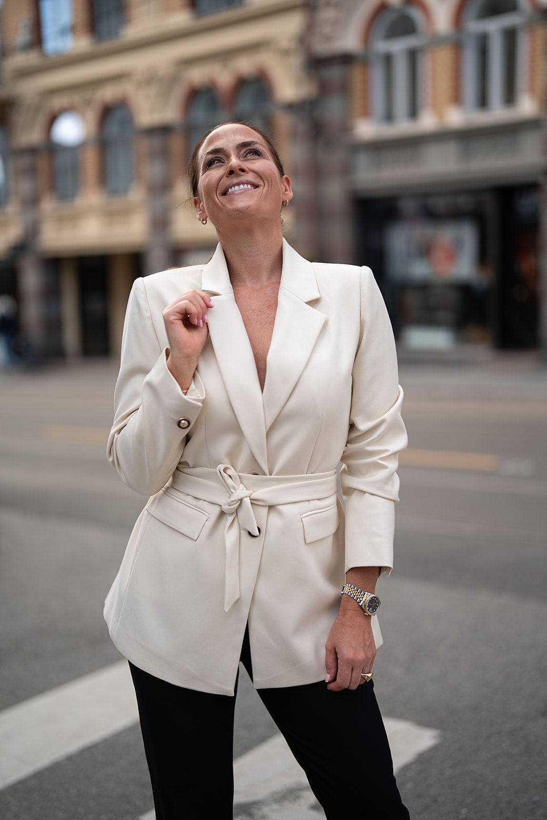 Offwhite blazer til dame stylet som elegant antrekk til jobb og kontor – Dazy Bold Undorn