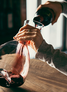 Verser du vin rouge