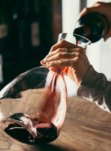 Decanting red wine