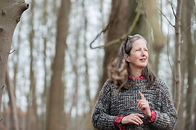 ulrike_fricke_draussen_sinnierend72px.png