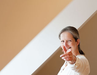 ulrike_fricke_weiss_in_kamera_zeigend72px.jpeg