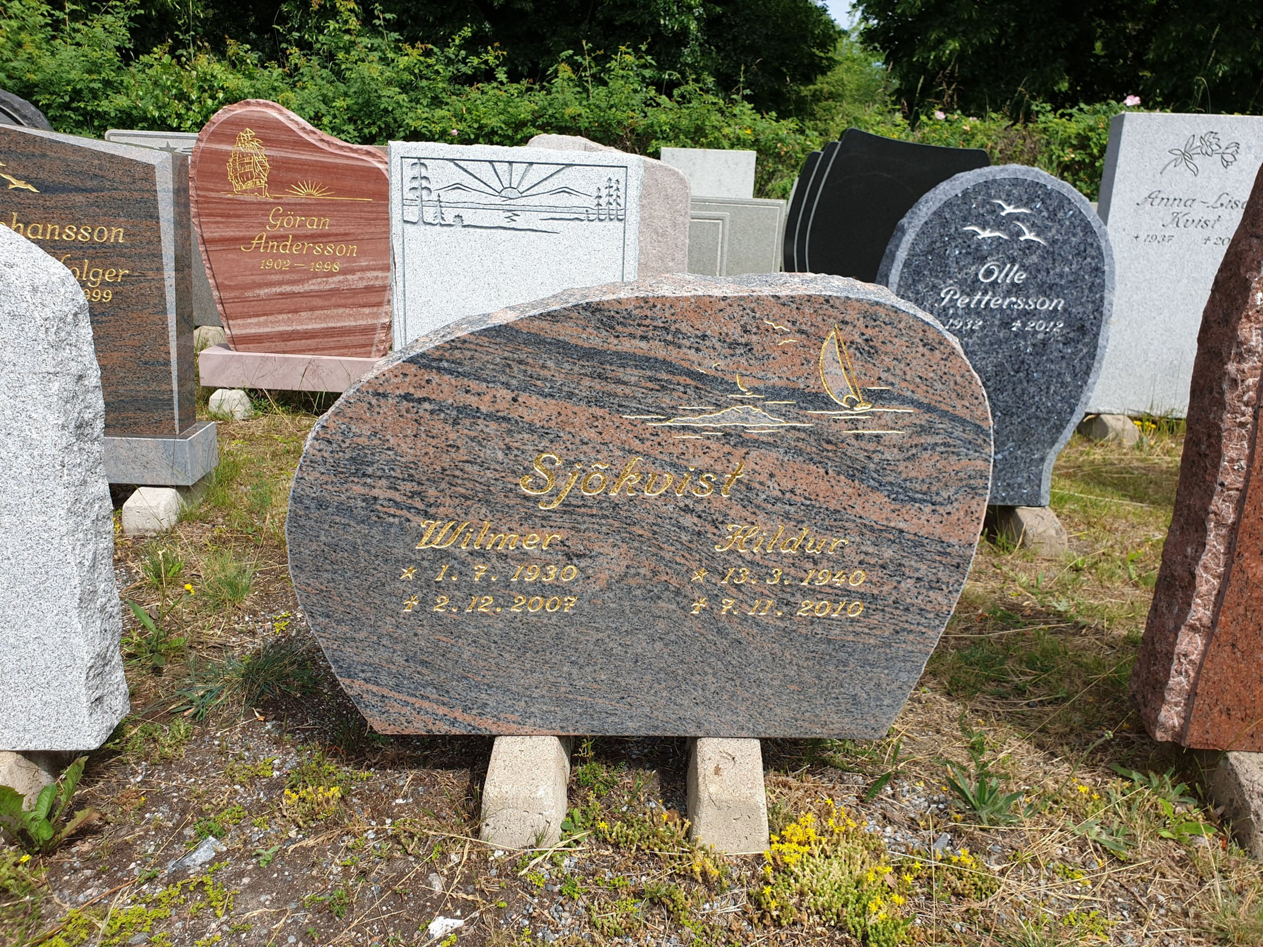 Gravsten 917 i rödflammig svensk gnejs