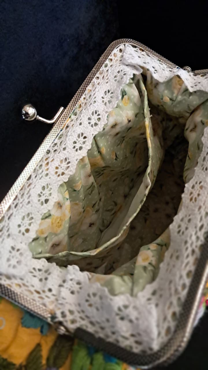 Miniatura: Bolsa Clutch Floral – Chita Bordada à Mão com Fecho Clássico
