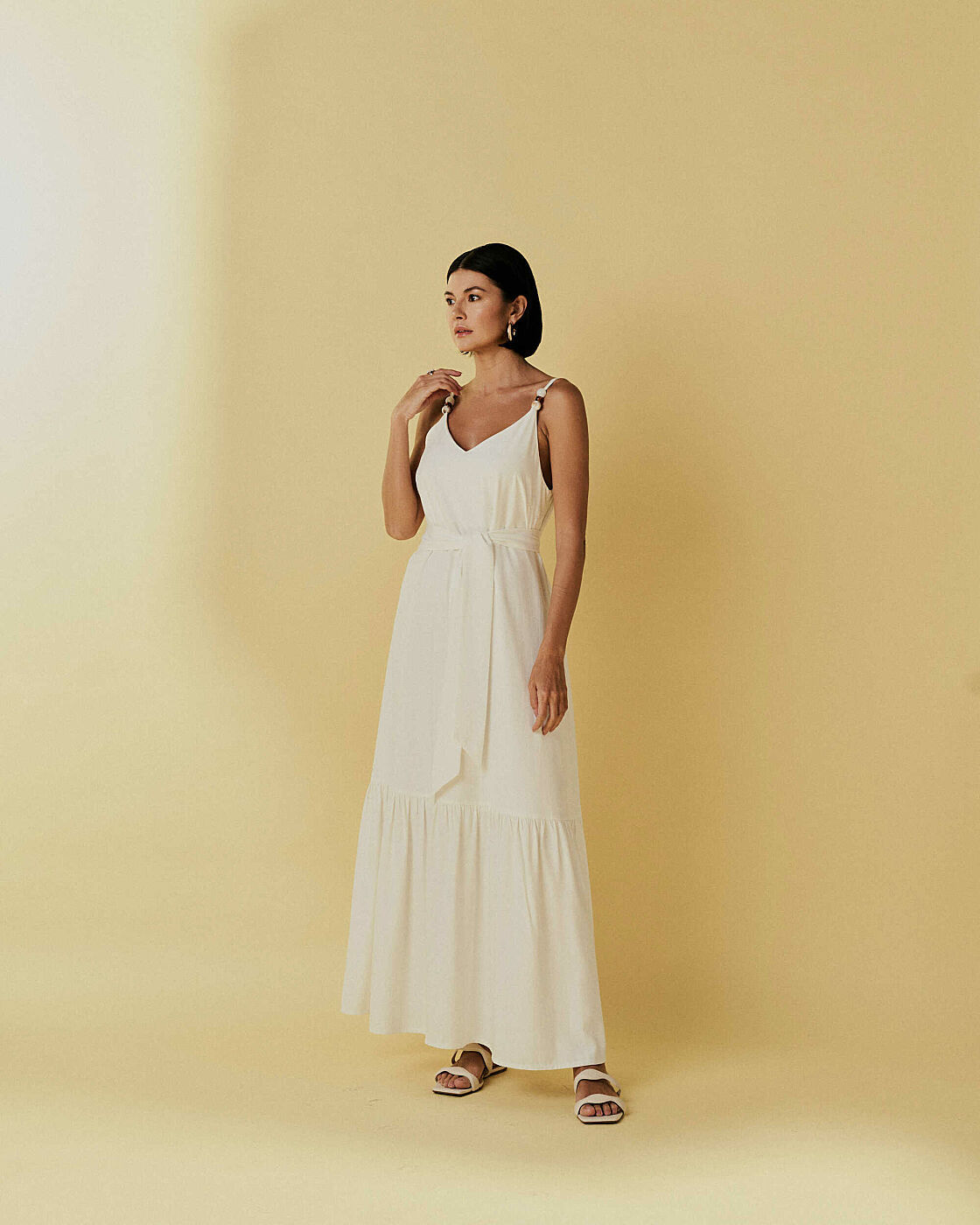 Vestido Longo Fluido Branco com Faixa Elegante