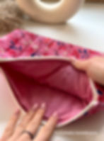 Wodoodporne wnętrze kosmetyczki pikowanej w kolorze wzrou