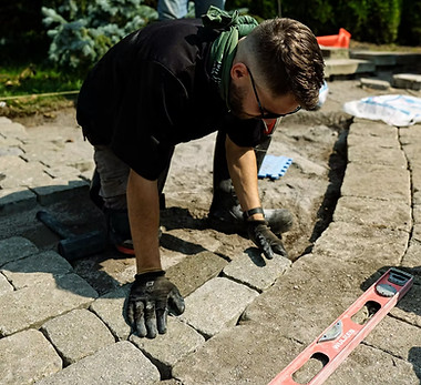 Réparation de pavé uni et application de sable polymère pour stabiliser l’entrée