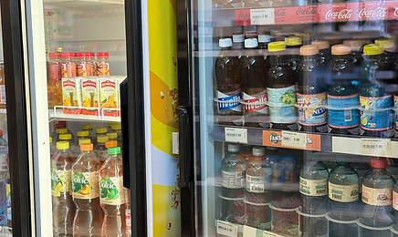 Rayons d’épicerie avec pains, viennoiseries et douceurs artisanales