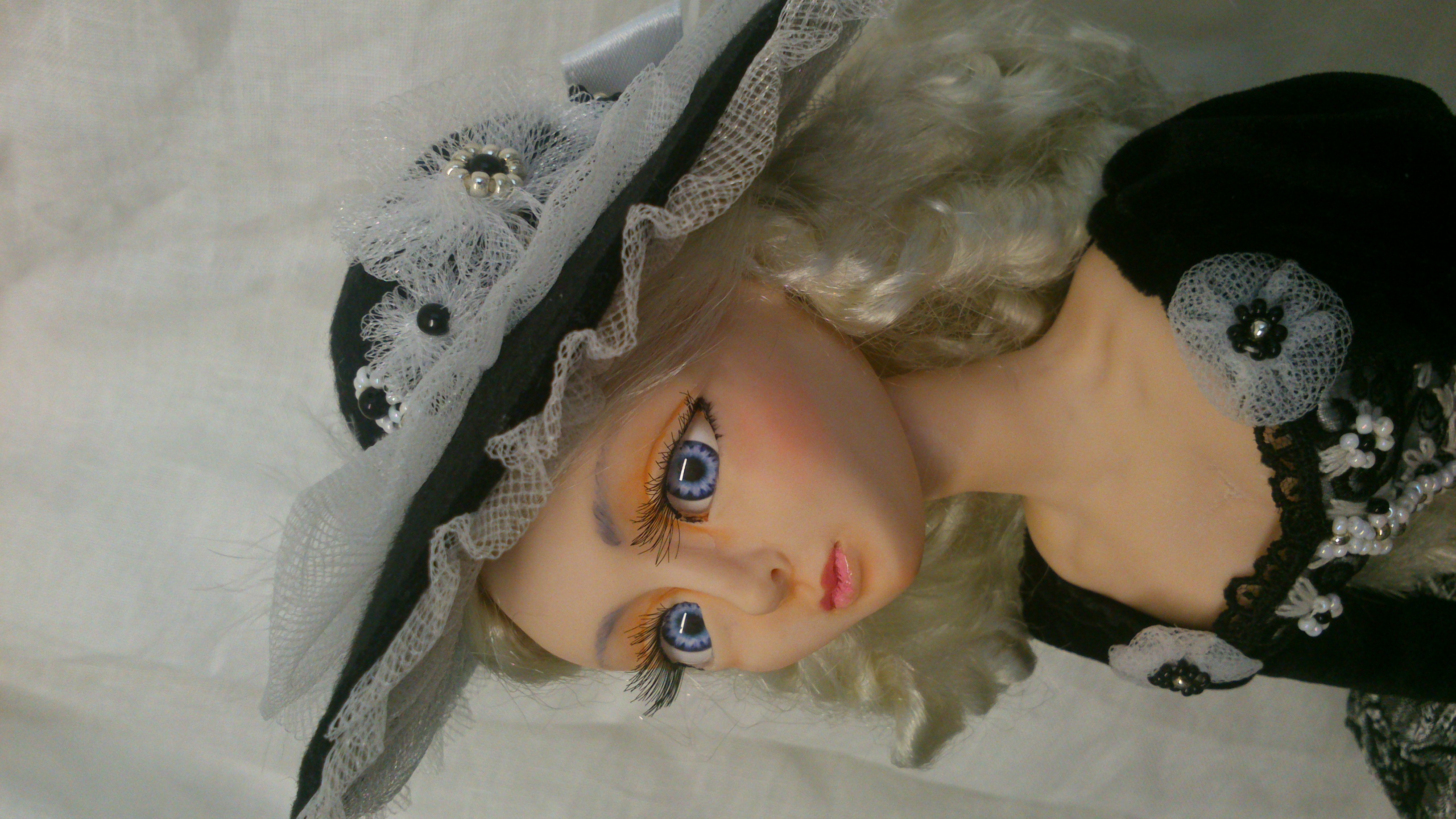 Mädchen in schwarz-weiss